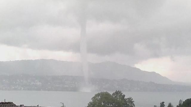 Séquences choisies - Trombe d'eau sur le lac de Zurich