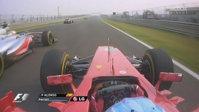 Bon départ et belle opération de Fernando Alonso qui s'intercale entre les Mc Laren.