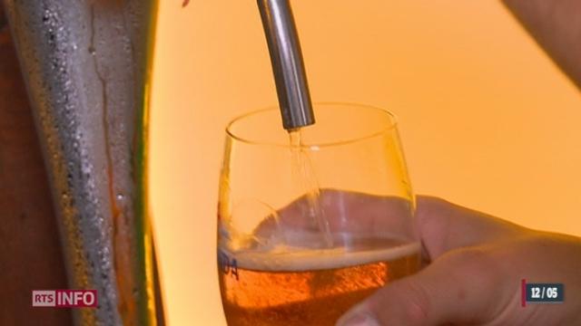 Les distributeurs de bières accessibles directement aux tables des bistrots sont de plus en plus nombreux en Suisse romande