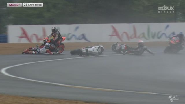 Moto2. Départ: pluie et chute au milieu du peloton. Randy Krummenacher concerné. Lüthi 3e.