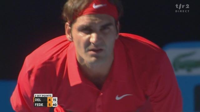 Tennis / Open d'Australie (quarts de finale): Juan Martin Del Potro (ARG) - Roger Federer (SUI). 1er set. 6-4 pour le Suisse, qui s'impose sur une double faute en 43 minutes