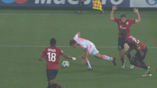 Lille - Bayern. Faute sur Lahm. Thomas Müller transformele penalty pour les Allemands (20e/0-1)