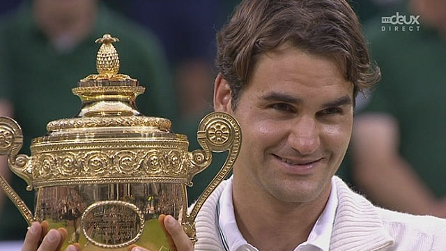 Finale: remise du trophée du vainqueur à Roger Federer