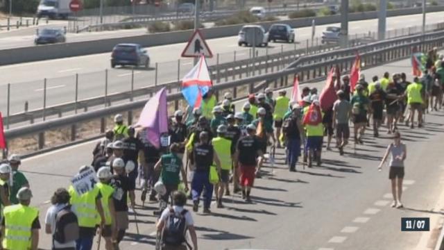 Espagne: venus à pied du nord de l'Espagne, les mineurs en grève manifestent à Madrid