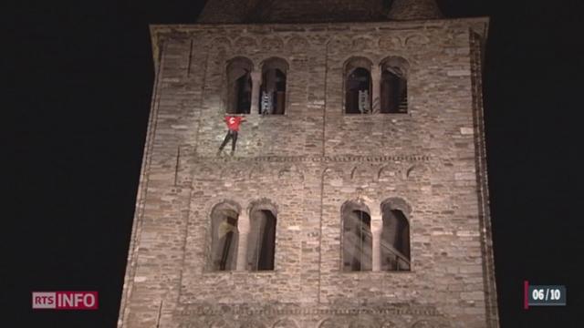 Le français Alain Robert a escaladé les 49 mètres du clocher de l'abbaye de St-Maurice (VS) sans aucun assurage