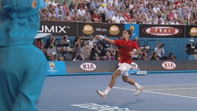 Tennis / Open D'Australie (1/8 de finale): Bernard Tomic (AUS) - Roger Federer (SUI). Le premier set est pour Federer, qui réussit un coup inédit au dernier jeu (6-4 pour le Suisse)