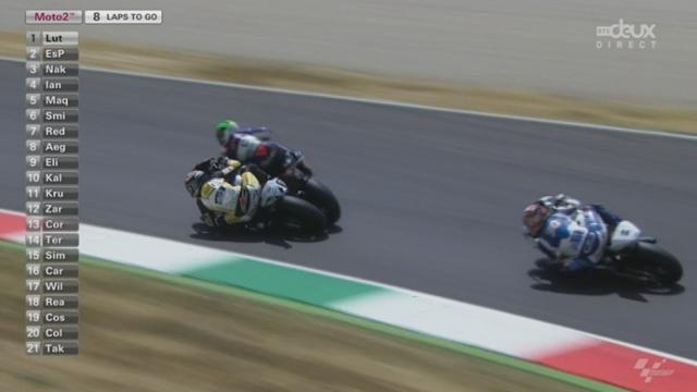 Moto2: A 8 tours de la fin, Pol Espargaro attaque Lüthi, les deux se touchent!