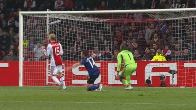 Football / Europa League (1/16e de finale aller): Ajax Amsterdam - Manchester United. Coup de grâce à la 85e avec une action colelctive fulgurante entre Valencia, Rooney et Chicharito. ManU mène 0-2