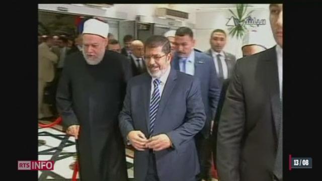 La presse égyptienne qualifiait lundi matin de "révolutionnaire" la reprise en main du pouvoir par le président islamiste Mohamed Morsi