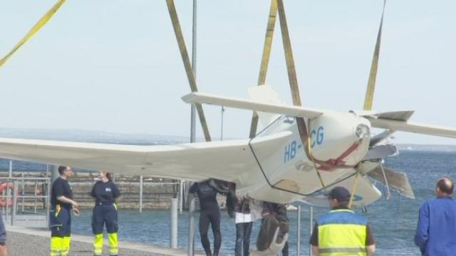 Un avion de tourisme se pose sur le lac de Constance