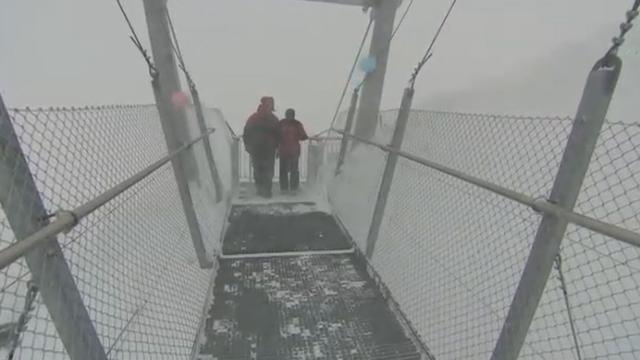Le pont de Titlis inauguré sous la neige
