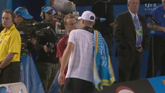 Tennis / Open d'Australie (2e tour) : Lleyton Hewitt (AUS)-Andy Roddick (USA). Coup de théâtre ! Roddick abandonne alors qu’Hewitt venait de remporter le 3e set (6-4)