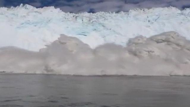 Séquences choisies - Un iceberg se brise au Groenland