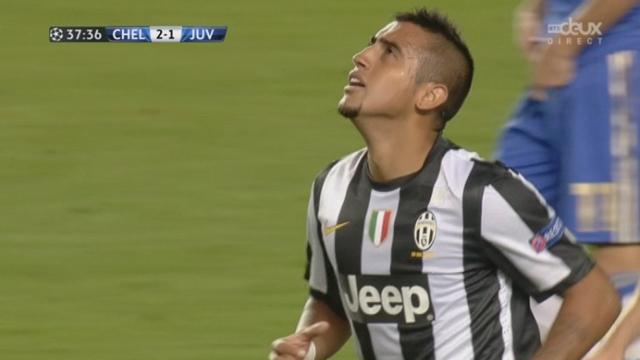 1re journée. Groupe E. Chelsea - Juventus. 38e minute: le Chilien Vidal réduit le score pour les Italiens (2-1)