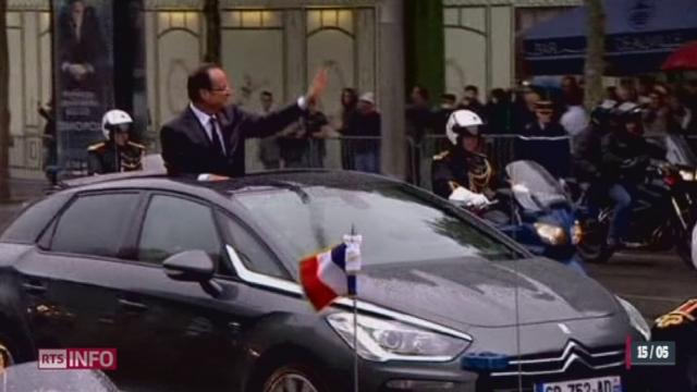 France/Investiture de François Hollande: les bains de foule, les bisous et les poignées de main font déjà partie de la marque de fabrique du nouveau président