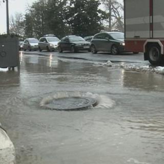 GE: une fuite d'eau devant l'hôtel Métropole avait paralysé le trafic sur le quai du Général-Guisan, en février 2012.