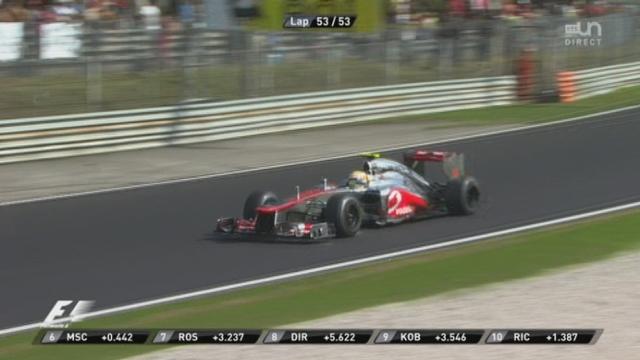 Monza. L'arrivée: Lewis Hamilton (GBR) s'impose devant la Sauber de Sergio Perez (MEX) et Fernando Alonso (ESP/Ferrari). Les Red Bull de Vettel (ALL) et Button (GBR) sans point!