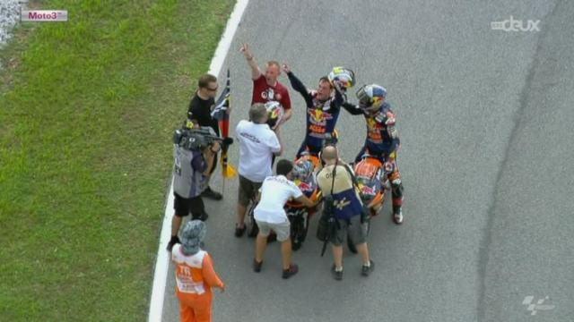 Moto3. Le derneir tour: l'indigène Khairuddin (Malaisie) emmène Sandro Cortese (ALL) dans son sillage. L'Allemand décroche le titre mondial 3 GP avant la fin