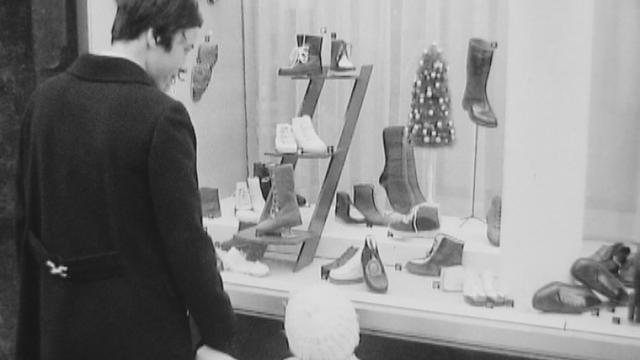 Le choix d'une chaussure en 1969. [RTS]
