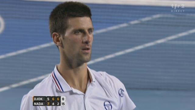Tennis / Open d'Australie (finale messieurs): Novak Djokovic (SRB) - Rafael Nadal (ESP). le Serbe marque le coup d'entrée de jeu de la 4e manche