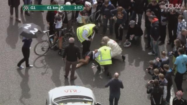 Abandon de Cancellara. Le Suisse est victime d'une violente chute lors du ravitaillement à 62km de l'arrivée.La course s'arrête pour le favori, évacué en ambulance.