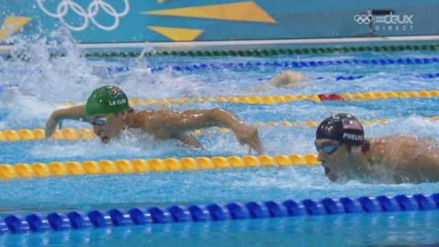 Natation: 200m papillon messieurs. Incroyable Chad Le Clos! Le Sud-Africain vole la médaille d'or à Michael Phelps (USA) sur les derniers mètres.