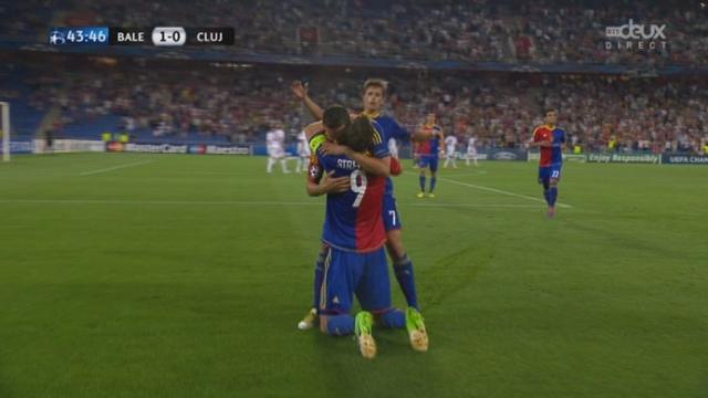 Ligue des Champions, barrages. Superbe volée de Marco Streller! Le Bâlois permet à son équipe de mener 1-0 face à Cluj dès la 44e minute.