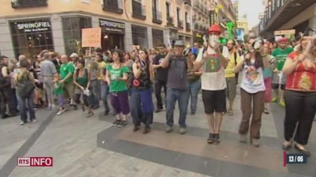 La police intervient pour empêcher l'installation de nouveaux campements du mouvement des indignés à Madrid (Espagne)