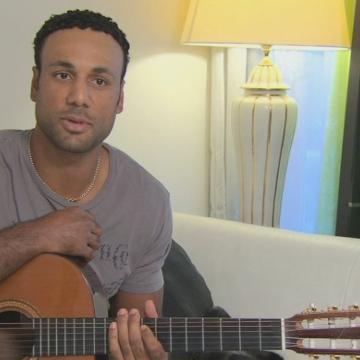 Michael Ngoy, hockeyeur et guitariste