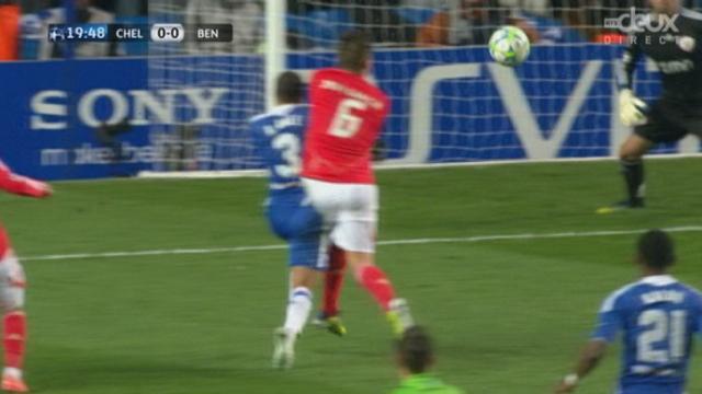 "Bodycheck" de Javi Garcia sur Ashley Cole. Penalty indiscutable pour Chelsea. Lampard transforme et ouvre la marque à la 21e minute face à Benfica.