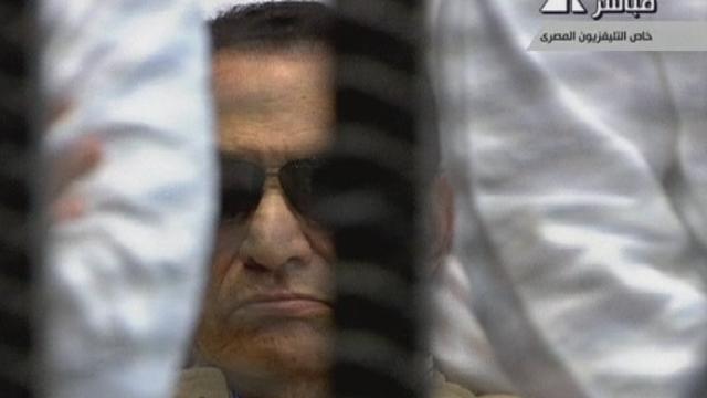 Séquences choisies - Moubarak arrive au tribunal