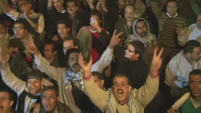 Colère des opposants lors du discours de Mohamed Morsi