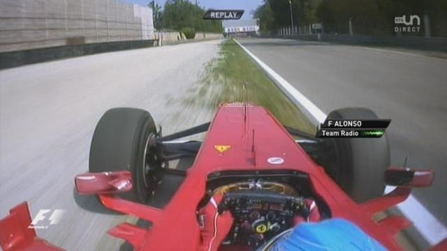 Monza. Les commissaires s'occupent de cette tentative de dépassement d'Alonso sur Vettel. C'est Vettel qui est jugé coupable et qui devra repasser par les stands