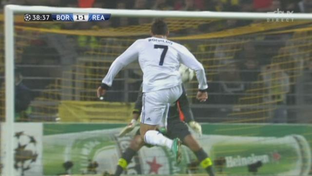 3e journée. Gr. D. Borussia Dortmund - Real Madrid. 39e minute: Özil met sur orbite Cristiano ronaldo. C'est l'égalisation (1-1)