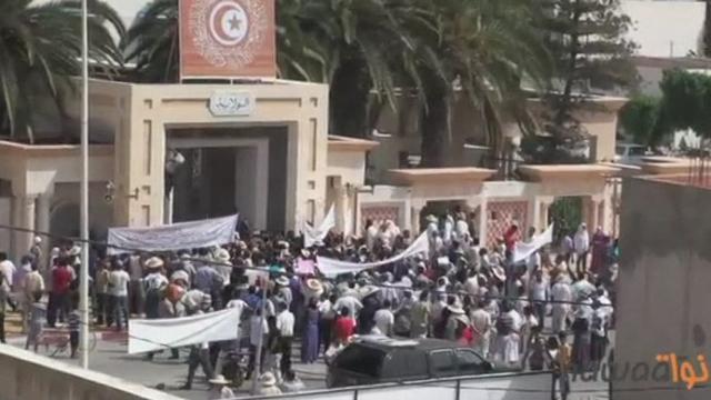 Des Tunisiens réclament la démission du gouvernement