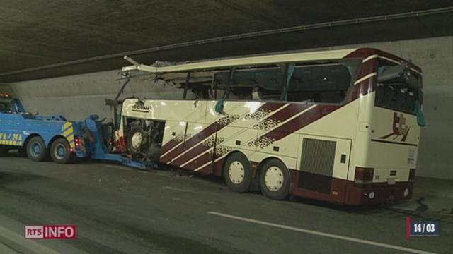 Accident de car à Sierre (VS): un autocar venant du Val d'Anniviers a percuté de plein fouet le mur d'un tunnel sur l'autoroute