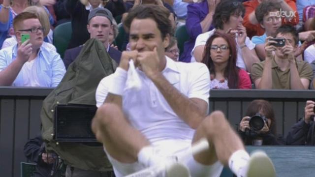 Finale: 4e manche. Roger Federer sert pour son 7e titre aux Internationaux de Grande-Bretagne
