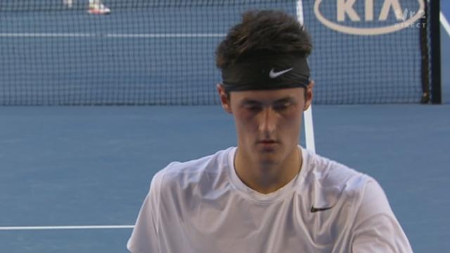 Tennis / Open D'Australie (1/8 de finale): Bernard Tomic (AUS) - Roger Federer (SUI). Magnifique point de l'Australien, mais Federer égalise à 4-4
