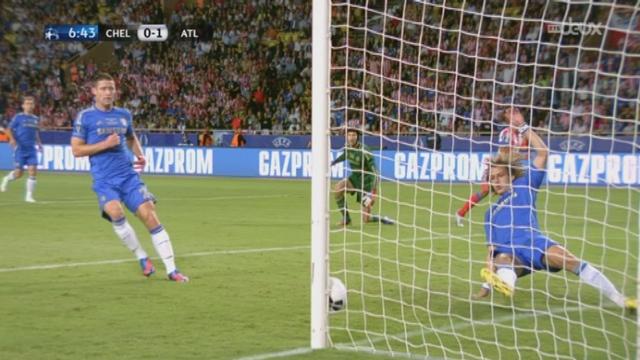 Chelsea (vainqueur Ligue des Champions) - Atlético Madrid (vainqueur Europa League). Déb ut en fanfare: l'Atlético domine; gross occasion à la 4e, puis ouverture du score à la 7e minute (0-1)