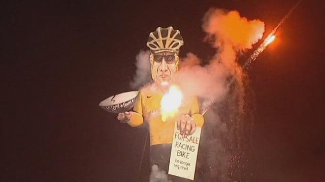 Une effigie de Lance Armstrong symboliquement brûlée