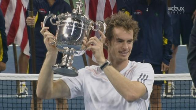 Finale masculine. David Murray (GBR) - Novak Djokovic (SRB). Après 4h54 minutes de jeu, Andy Murray reçoit sa première coupe de vainqueur d'un tournoi du Grand Chelem