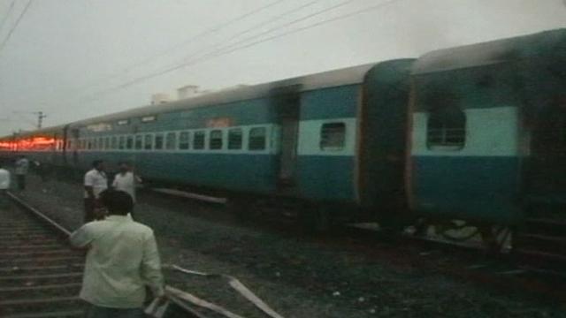 Séquences choisies - Train en feu dans le sud de l'Inde