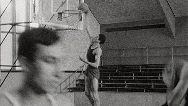 Un entraînement de basket en 1966. [RTS]