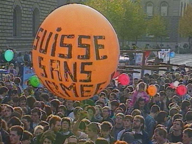 Festival pour une Suisse sans armée sur la Place Fédérale, le 21 octobre 1989. [TSR 1989]