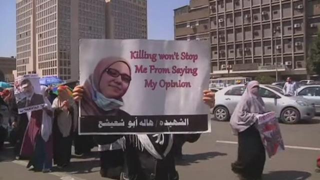 Les supportrices de Mohamed Morsi défilent au Caire