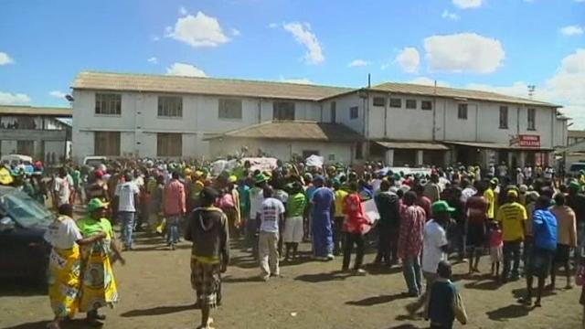 Les jeunes supporters de Mugabe manifestent leur joie