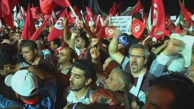 Des dizaines de milliers d'islamistes défilent à Tunis