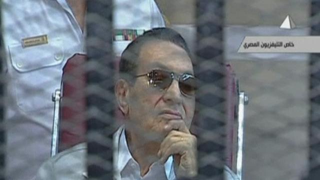 Hosni Moubarak assiste à son nouveau procès