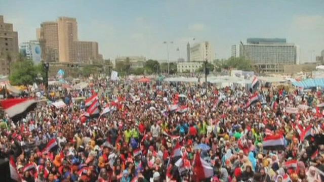 Détracteurs et partisans de Mohamed Morsi au Caire