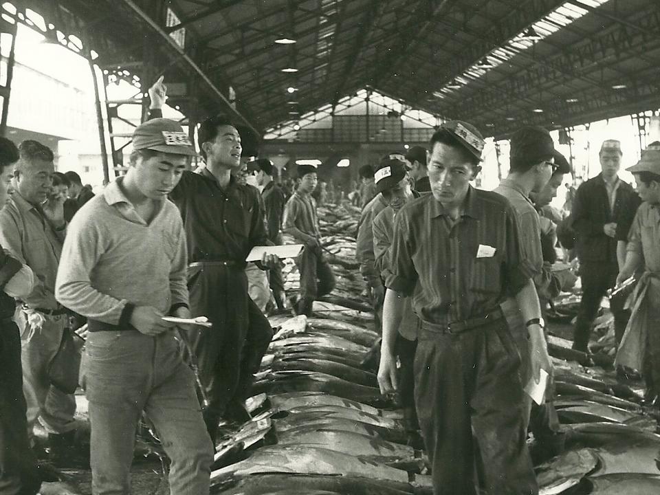 Le marché aux poissons de Tsukuji à Tokyo en 1963. [RTS - Jean-Jacques Lagrange]